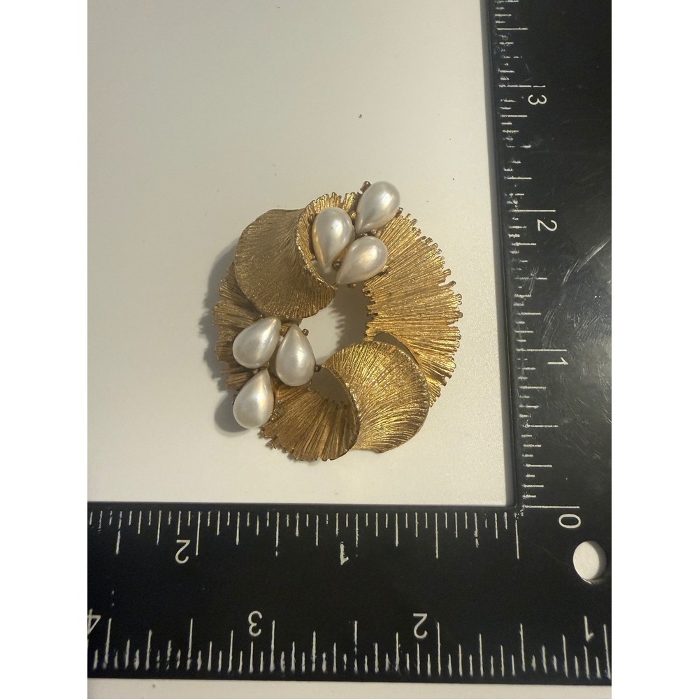 BSK Vintage Gold Tone Textured Wreath Brooch Faux Pearl Teardrop Accents